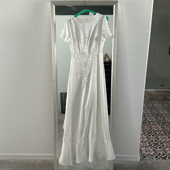 Altar’s State Dress - Picture 5 of 5